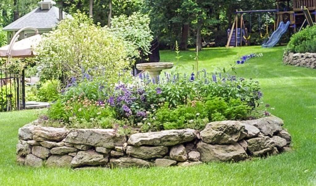 Natural Stone raised bed with mixed size stones